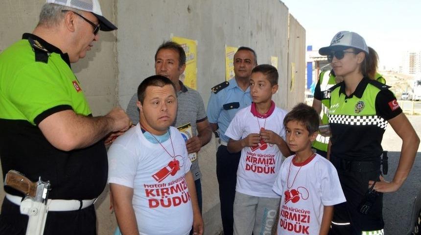 Mardin’de Çocuklar Velilere Kırmızı Düdük Çaldı