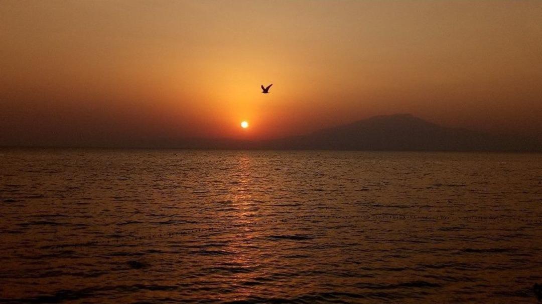 G&uuml;n Batımı Van G&ouml;l&uuml;&rsquo;nde İzlenir