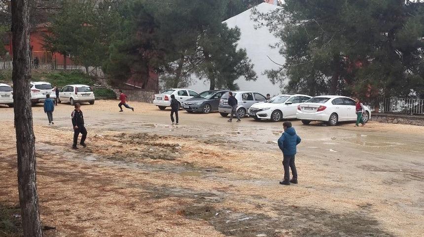 Sanki Okul Yolu Değil, &Ouml;ğrencilerin &Ccedil;amurla İmtihanı