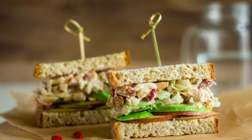 Yoğurtlu Tavuk Salatalı Sandviç