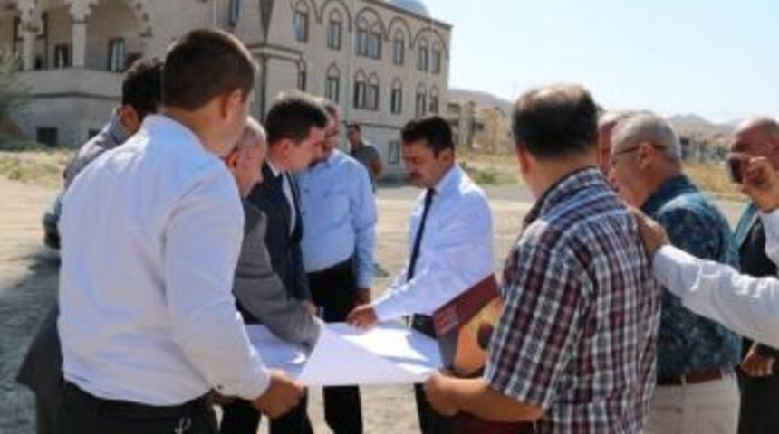 Vali Aktaş, Ürgüp’te Yapılacak Okul Arsasında İncelemede Bulundu