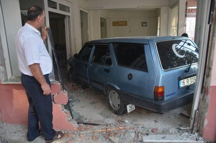 Çocuğunu Hastaneye Yetiştirmeye Çalışırken Otomobiliyle Dükkana Daldı G1