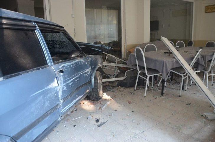 Çocuğunu Hastaneye Yetiştirmeye Çalışırken Otomobiliyle Dükkana Daldı G2