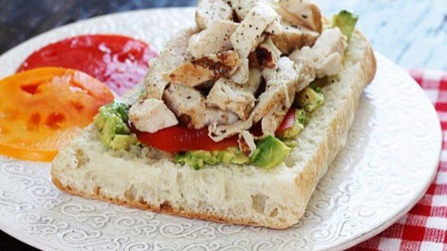 Avokadolu ve Domatesli Tavuklu Sandviç