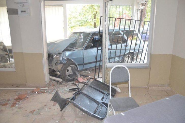 Çocuğunu Hastaneye Yetiştirmeye Çalışırken Otomobiliyle Dükkana Daldı G4