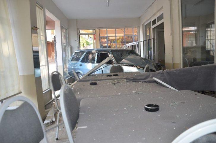 Çocuğunu Hastaneye Yetiştirmeye Çalışırken Otomobiliyle Dükkana Daldı G5