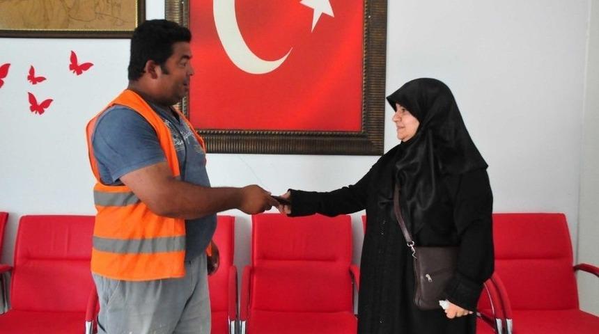 Suriyeli Kadın Para Dolu C&uuml;zdanı Sahibine Teslim Etti