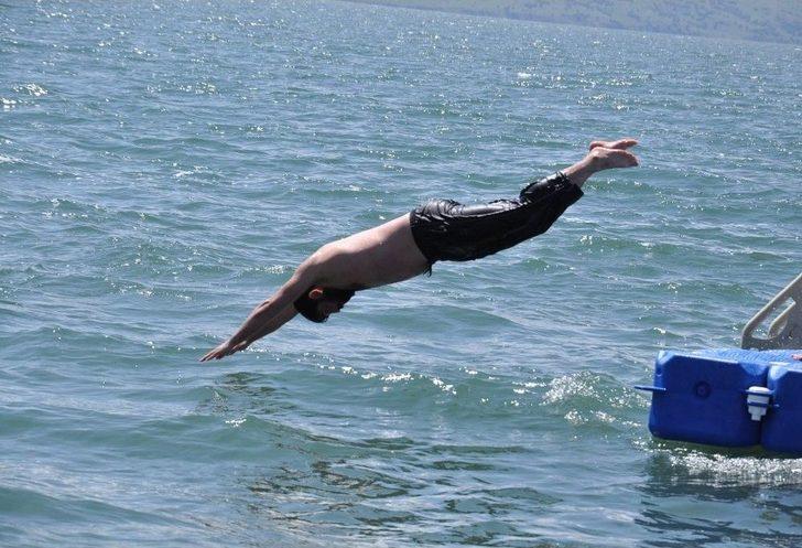 (özel) Kars’ta Sıcaktan Bunalanlar Çıldır Gölü’nde Serinliyor G1