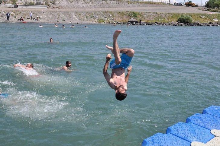 (özel) Kars’ta Sıcaktan Bunalanlar Çıldır Gölü’nde Serinliyor G2