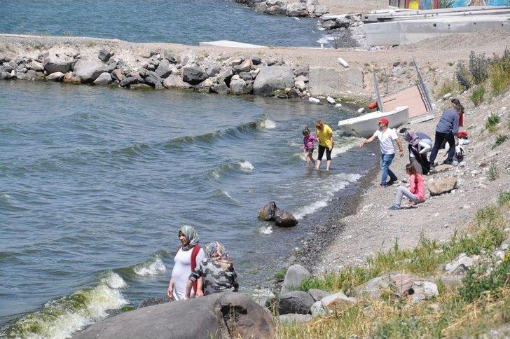 (özel) Kars’ta Sıcaktan Bunalanlar Çıldır Gölü’nde Serinliyor G4