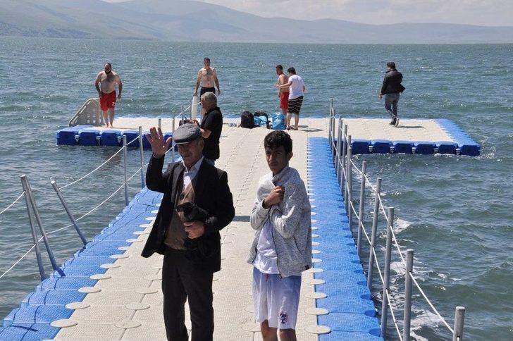 (özel) Kars’ta Sıcaktan Bunalanlar Çıldır Gölü’nde Serinliyor G5