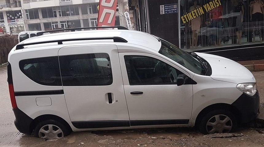 Dörtyol’da Asfalt Çöktü, Otomobil Çukurda Kaldı