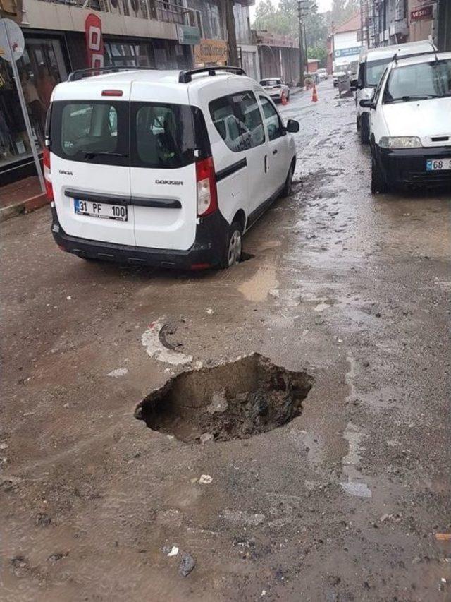 Dörtyol’da Asfalt Çöktü, Otomobil Çukurda Kaldı