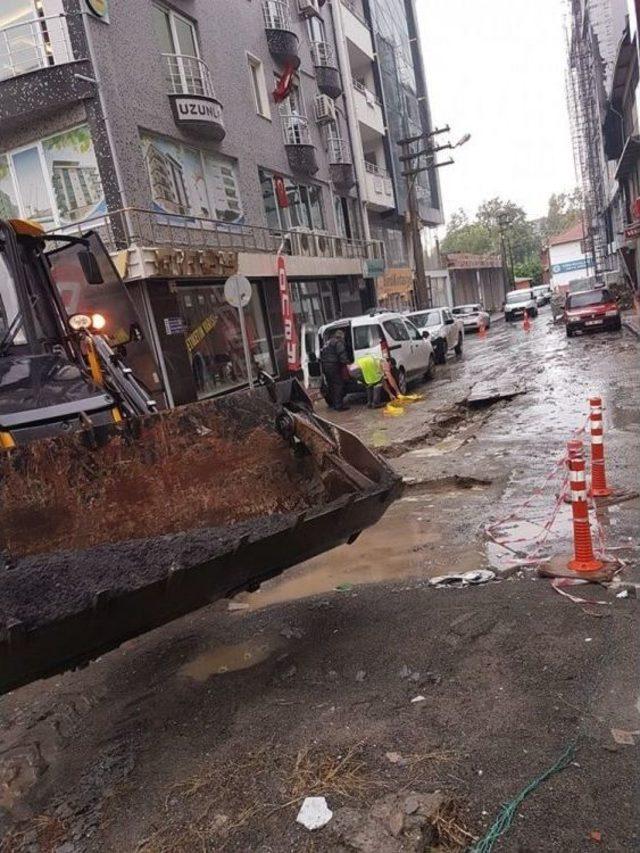 Dörtyol’da Asfalt Çöktü, Otomobil Çukurda Kaldı