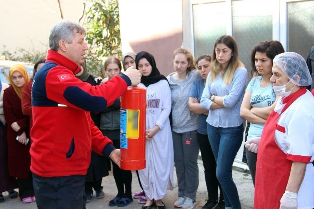 İtfaiyeden Yurt &Ccedil;alışanları Ve &Ouml;ğrencilere Yangın S&ouml;nd&uuml;rme Eğitimi