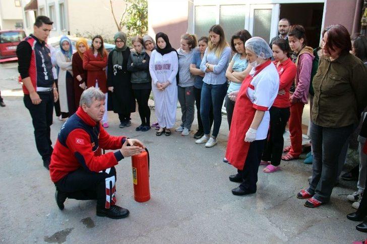 İtfaiyeden Yurt Çalışanları Ve Öğrencilere Yangın Söndürme Eğitimi G4