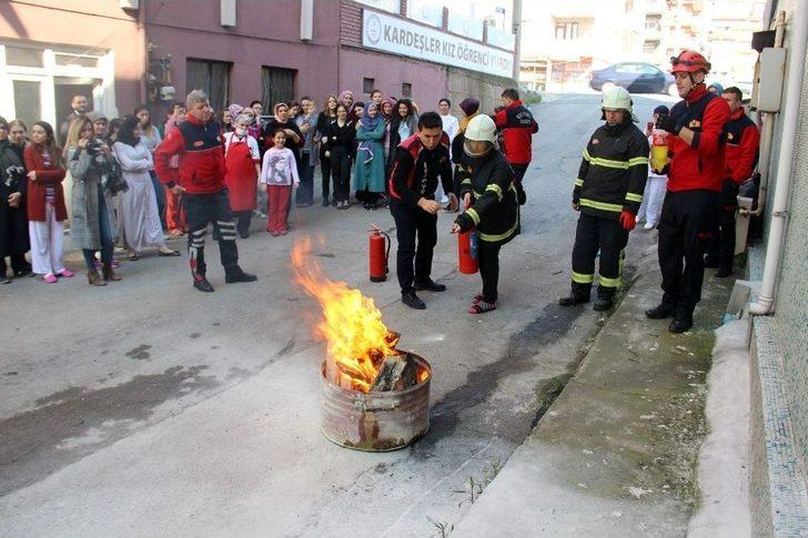 İtfaiyeden Yurt Çalışanları Ve Öğrencilere Yangın Söndürme Eğitimi G5