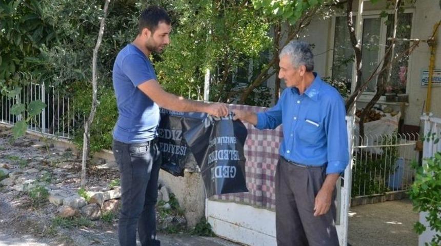 Gediz&rsquo;de Kurban Bayramı Poşeti Dağıtımına Başlandı