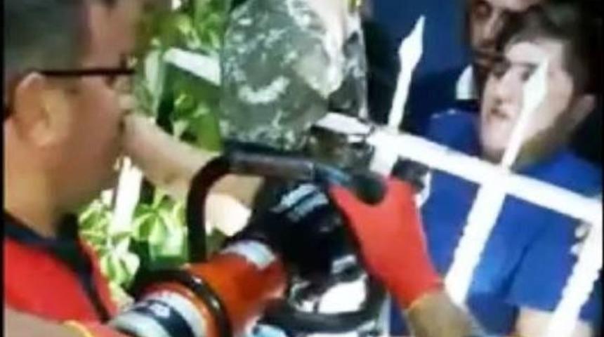 &Uuml;zerinden Atlamak İstediği Korkuluk Koluna Saplandı