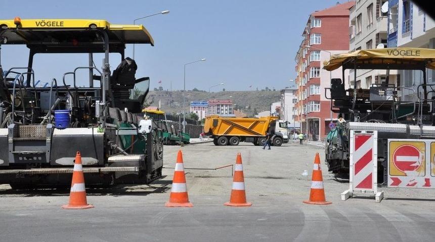 Karayolları Kars&rsquo;ın Şehir İ&ccedil;i Bağlantı Yollarını Da Sıcak Asflat Yapıyor