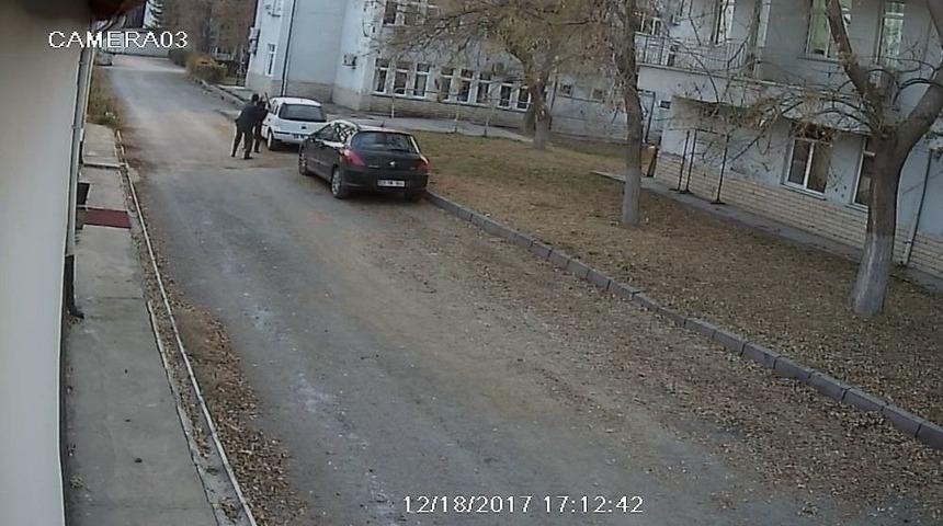 M&uuml;d&uuml;rden, Engelli Veterinere Sopalı Dayak