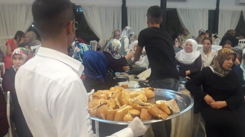 Kına Töreninde Tatlı Yerine Çiğköfte Dağıtıldı