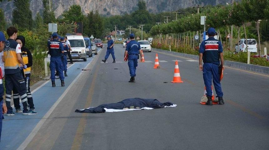 Otomobilin &Ccedil;arptığı Elektrikli Bisiklet S&uuml;r&uuml;c&uuml;s&uuml; &Ouml;ld&uuml;
