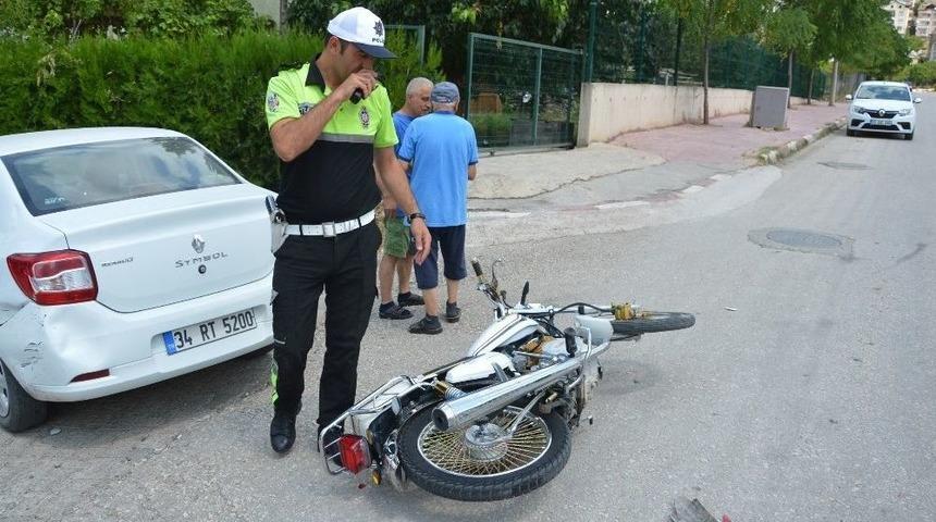 Motosikletiyle Otomobile &Ccedil;arpan S&uuml;r&uuml;c&uuml; Yaralandı
