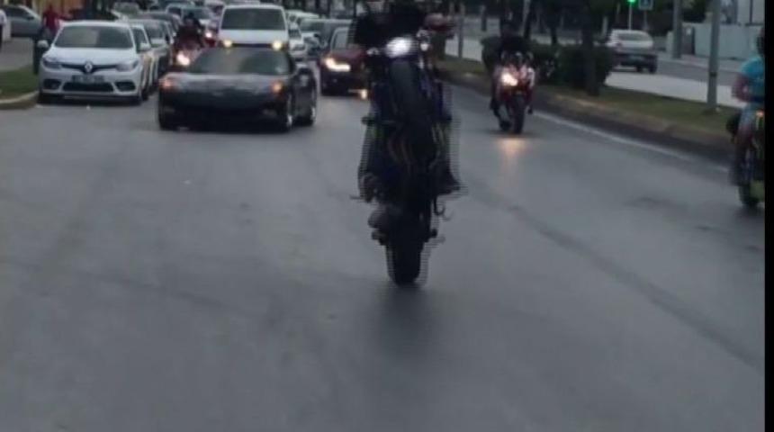 Lüks Otomobilli Trafik Magandası Düğün Konvoyu Önünde Drift Attı