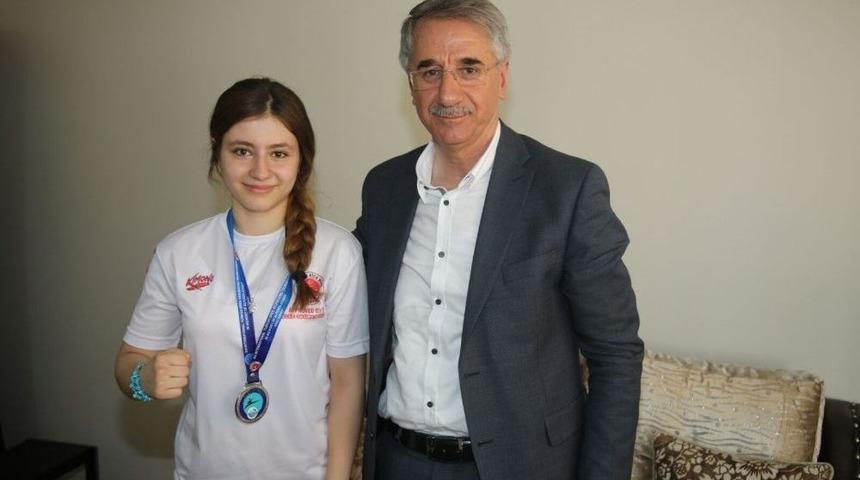 Başkan Yanılmaz, Başarılı Gen&ccedil;leri Tebrik Etti