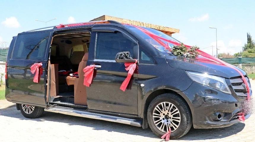 Gelin Arabası S&uuml;s&uuml;yle G&ouml;&ccedil;men Ka&ccedil;ak&ccedil;ılığına İlgin&ccedil; Savunma: "tatile G&ouml;t&uuml;r&uuml;yordum"