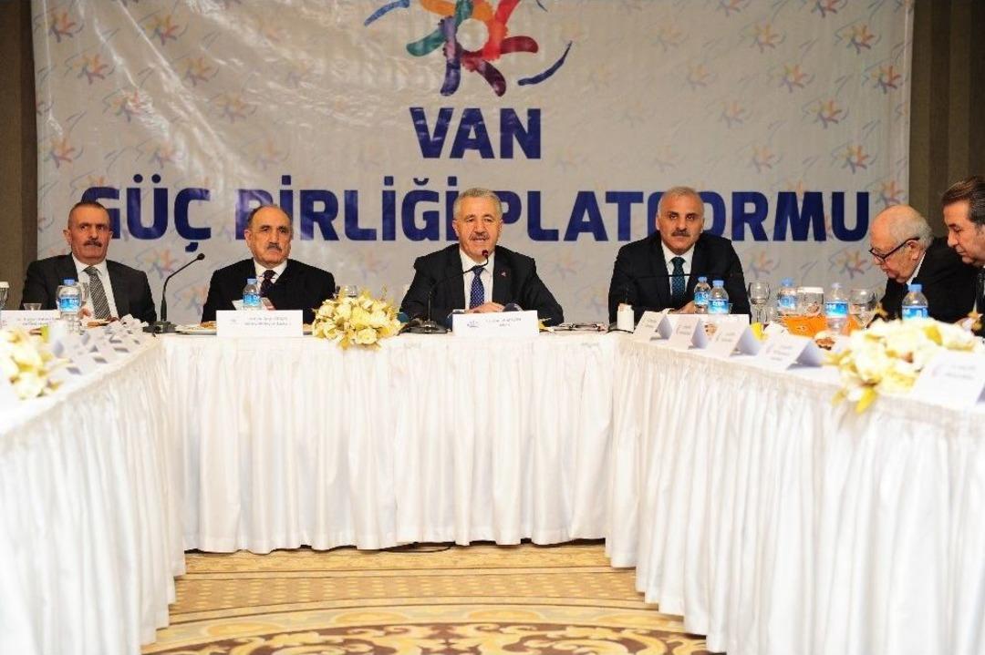 Bakan Arslan: "b&uuml;y&uuml;k Projeler D&uuml;ş&uuml;n&uuml;yoruz"