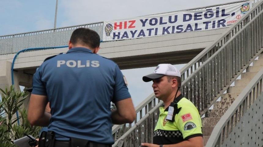 "hız Yolu Değil, Hayatı Kısaltır" Pankartı Bulunan &Uuml;st Ge&ccedil;ide &Ccedil;arpan Otomobilde Can Verdi