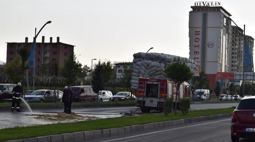 Sigara İzmariti Saman Balyalarını Tutuşturdu