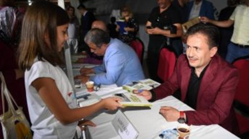 Başkan Yazıcı, Şile Belediyesi 2. Kitap Festivali’nde Eserlerini İmzaladı