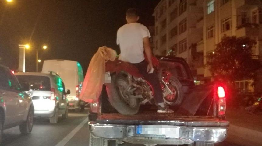 Kamyonetin &Uuml;zerindeki Motosiklette Şaşırtan G&ouml;r&uuml;nt&uuml;