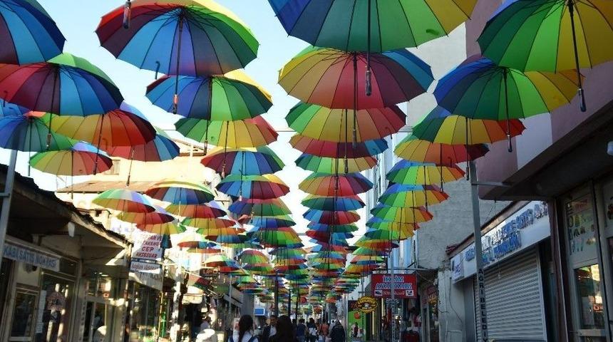 Ağrı&rsquo;da Caddeleri Şemsiyeler S&uuml;sl&uuml;yor