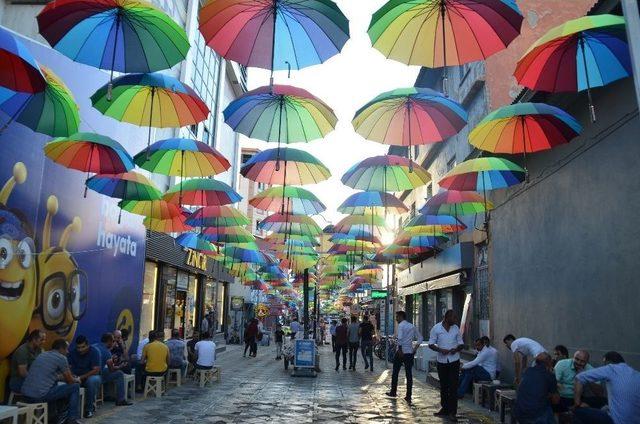 Ağrı’da Caddeleri Şemsiyeler Süslüyor