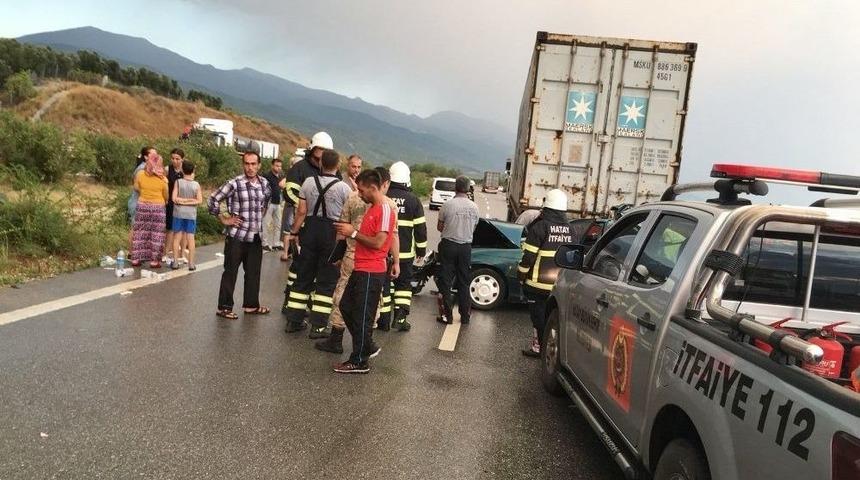 Hatay&rsquo;da Otomobil Tıra &Ccedil;arptı: 3 &Ouml;l&uuml;, 1 Yaralı