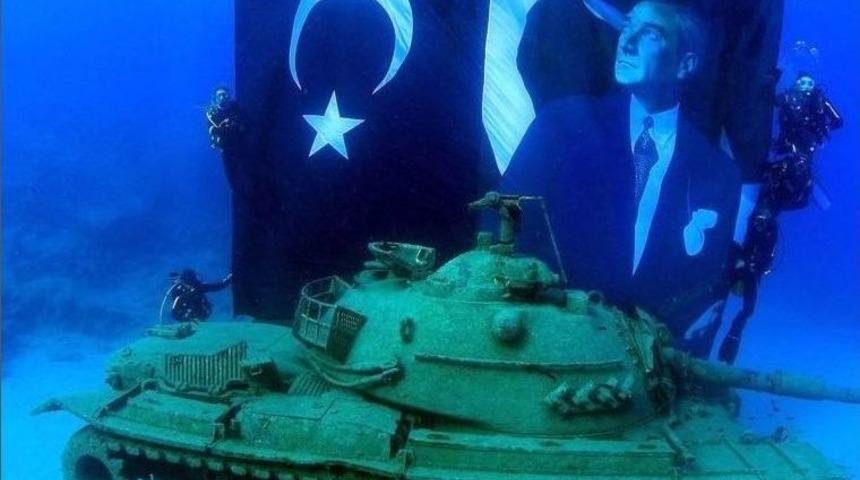 Denize Batırılan 45 Tonluk Tankta &lsquo;zafer&rsquo; Pozu