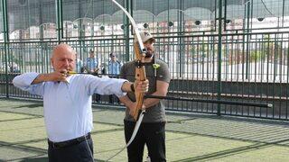 Başkan Çolakbayrakdar Okçuluk Kursunu Ziyaret Etti, Hedefi 12’den Vurdu