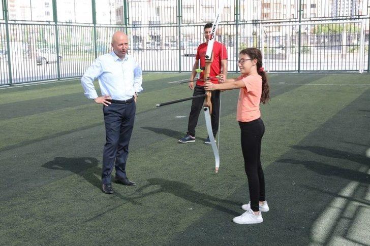 Başkan Çolakbayrakdar Okçuluk Kursunu Ziyaret Etti, Hedefi 12’den Vurdu G3
