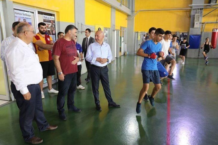 Başkan Çolakbayrakdar Okçuluk Kursunu Ziyaret Etti, Hedefi 12’den Vurdu G4