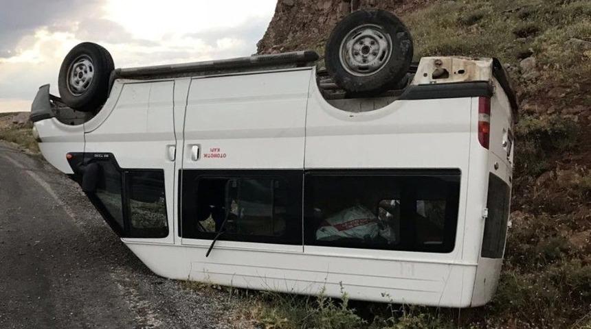 İş&ccedil;ileri Taşıyan Minib&uuml;s Devrildi: 6 Yaralı