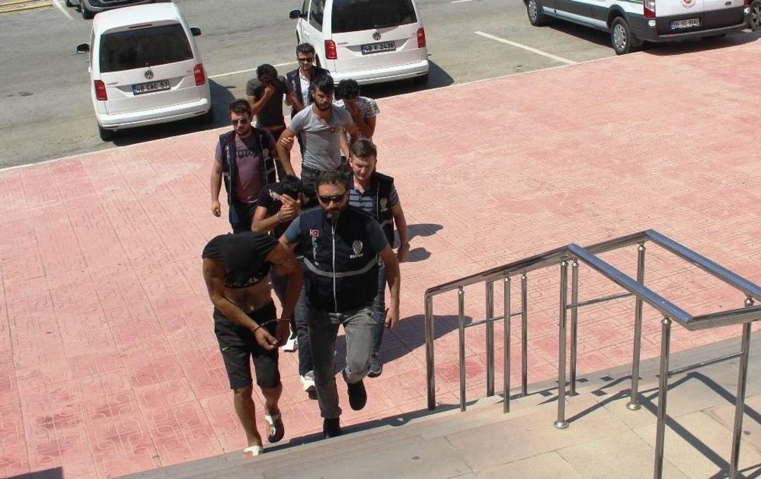 Şaşkın Hırsızlar &Ccedil;aldıkları Para Kasasını Ka&ccedil;arken D&uuml;ş&uuml;rd&uuml;