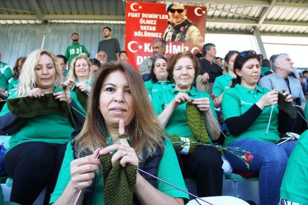 Statta Ma&ccedil; İzlerken Mehmet&ccedil;ik İ&ccedil;in &Ouml;rg&uuml; &Ouml;rd&uuml;ler