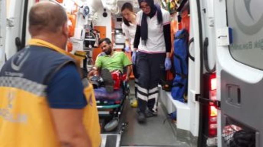 &Ccedil;&ouml;p Toplama Kamyonu İle Taksi Arasında Kalan İş&ccedil;i Yaralandı