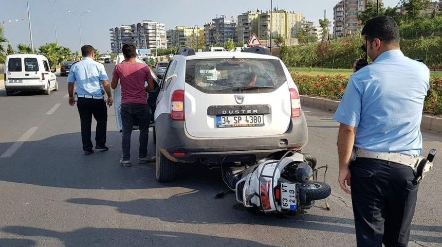 Otomobile Arkadan &Ccedil;arpan Motosikletli Yaralandı