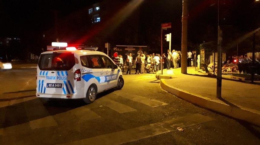 İki Otomobil &Ccedil;arpıştı: 4 Yaralı