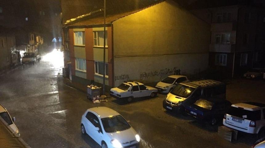 İnegöl’de Çakan Şimşekler Geceyi Gündüze Çevirdi